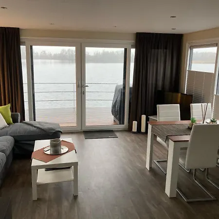 Schwimmende Ferienwohnung, Hausboot Urlaub Als Festlieger Am Steg Zehdenick Exterior photo