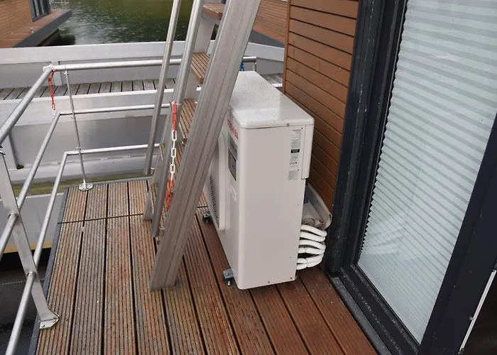 Schwimmende Ferienwohnung, Hausboot Urlaub Als Festlieger Am Steg