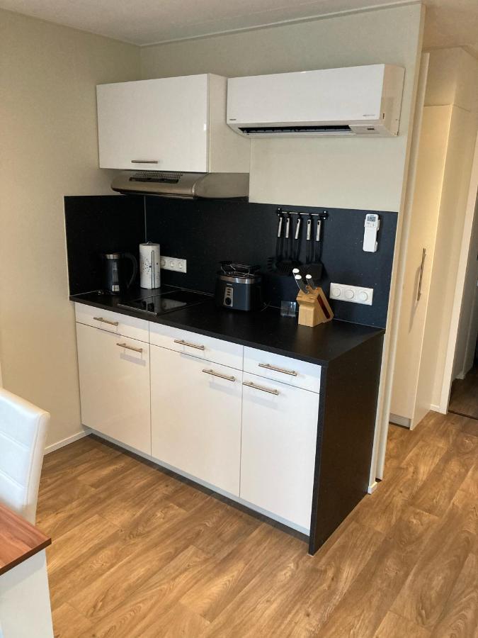 Schwimmende Ferienwohnung, Hausboot Urlaub Als Festlieger Am Steg *