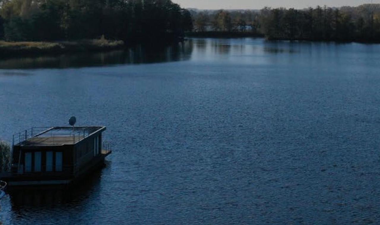 Schwimmende Ferienwohnung, Hausboot Urlaub Als Festlieger Am Steg Holiday home Zehdenick
