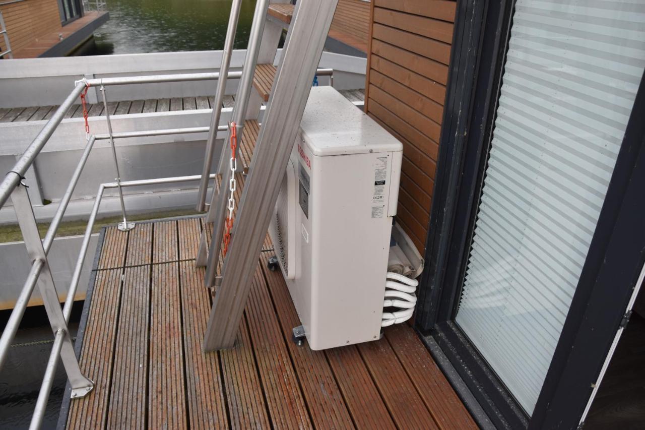 Schwimmende Ferienwohnung, Hausboot Urlaub Als Festlieger Am Steg